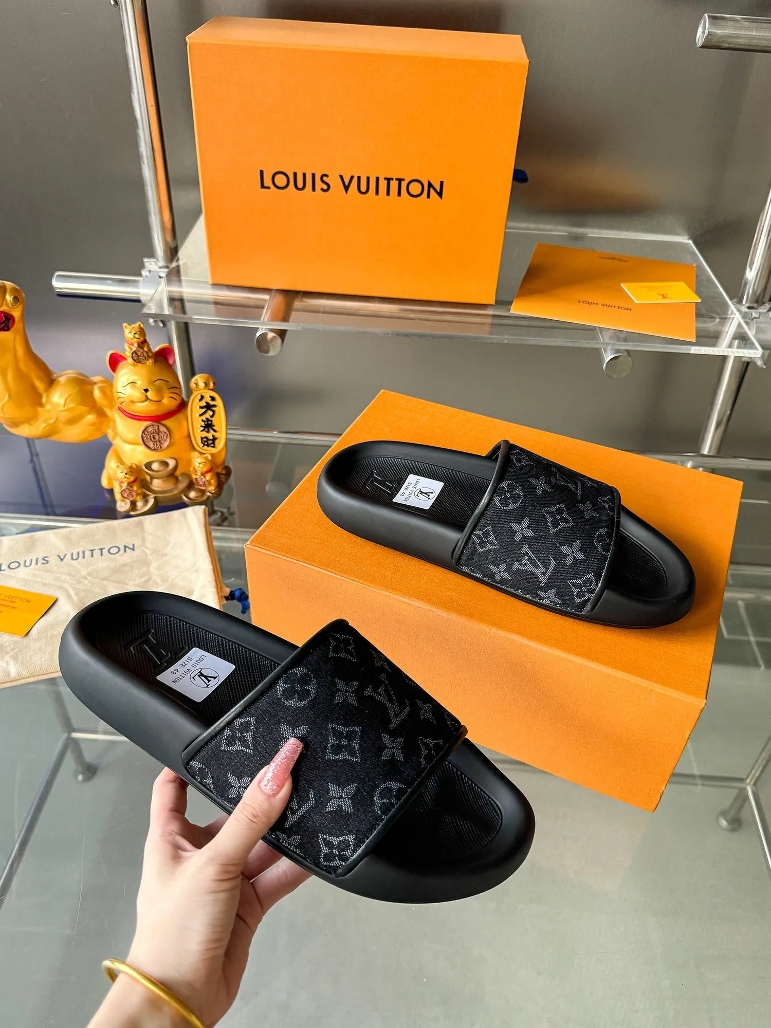 [L Home] P: 300💰 ▪️Shoe size: Women's 35-40 Men's 38-46▪️Packaging: Counter top quality~original packaging Louis Vuitton lv couple's monogram embossed slippers This season, Waterfront sandals return with a new look, and the upper buckle is embossed with Louis Vuitton's iconic Monogram pattern. Made of waterproof rubber with a comfortable and resilient insole. The lightweight, flexible outsole is embossed with the Louis Vuitton logo. Exquisitely packaged at the delivery counter 🛍📦 ▪️Fabric: Original molded rubber foam ▪️Sole: Original molded rubber foam outsole ▪️Sole thickness: 3CM.
